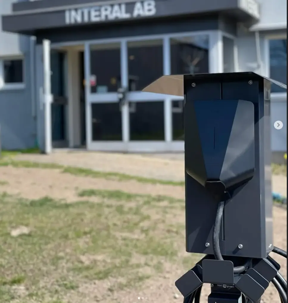 Nyinstallerad laddstolpe utanför Interals lokaler i Habo