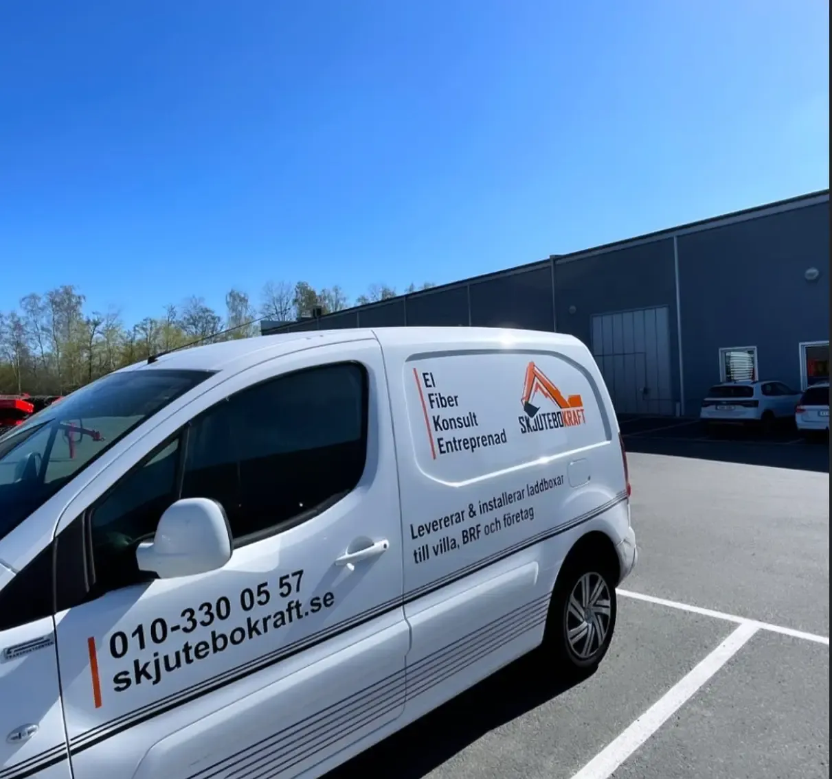 Skjutebo Krafts servicebil parkerad utanför en verksamhetslokal