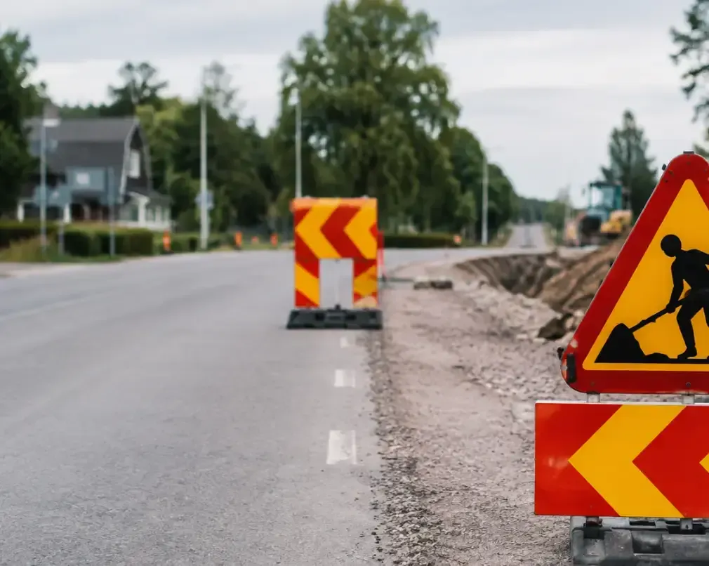 Vägarbete avspärrat med varningsskyltar och riktningsmärken enligt trafikanordningsplan