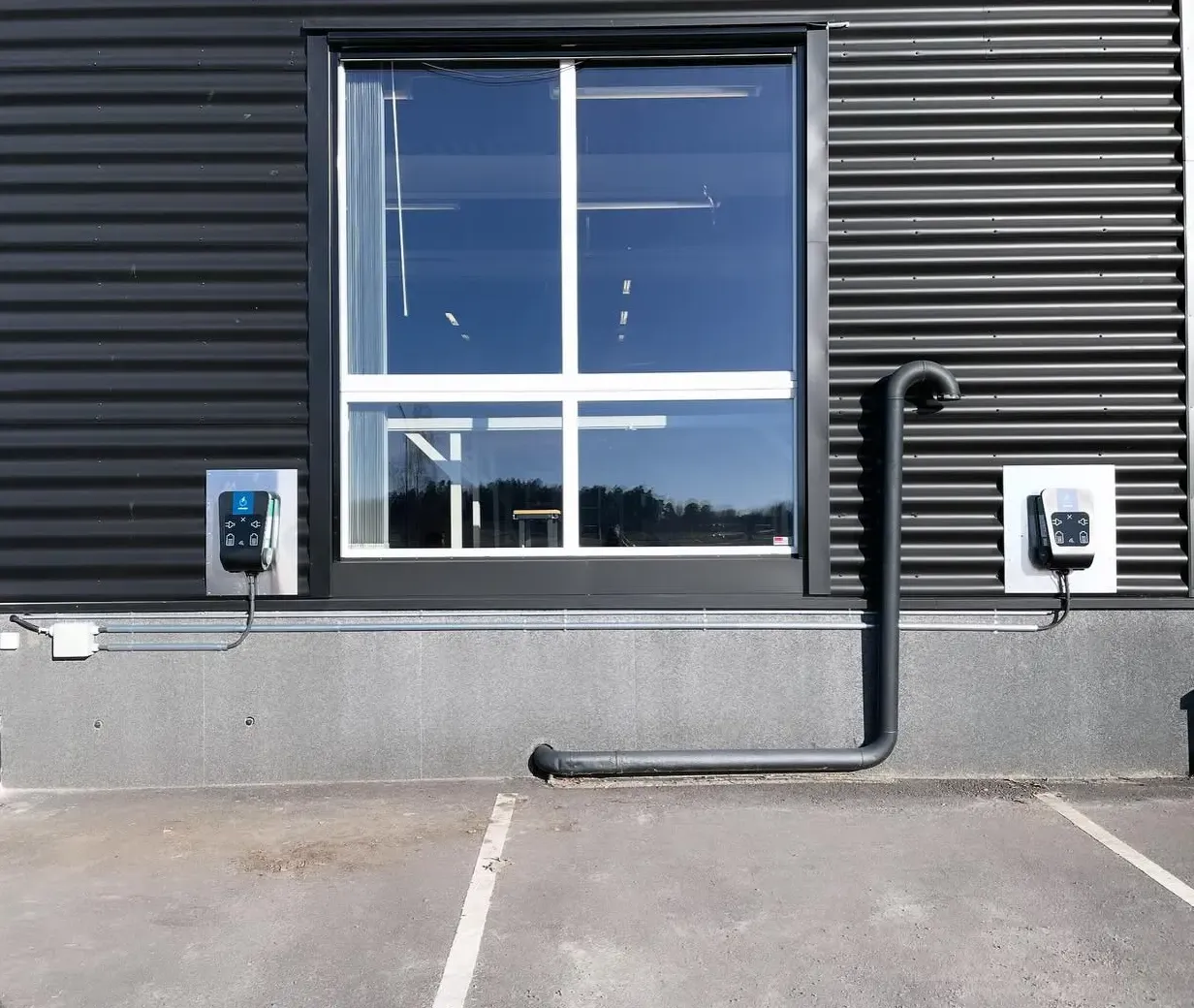 Två väggmonterade laddboxar på fasaden vid parkeringen i Finspång